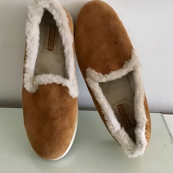 Sketchers Slippers - Picture 2 of 7